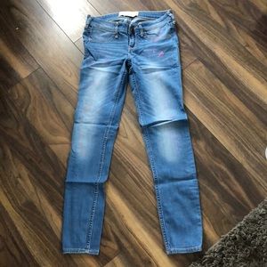 Hollister skinny jeans with “paint” splatters. EUC Size is 3R.